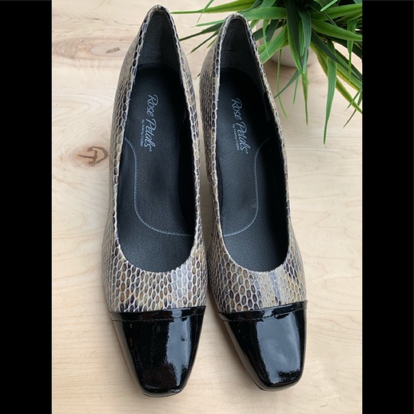 Rose petals woman’s snake like heels - Picture 2 of 9